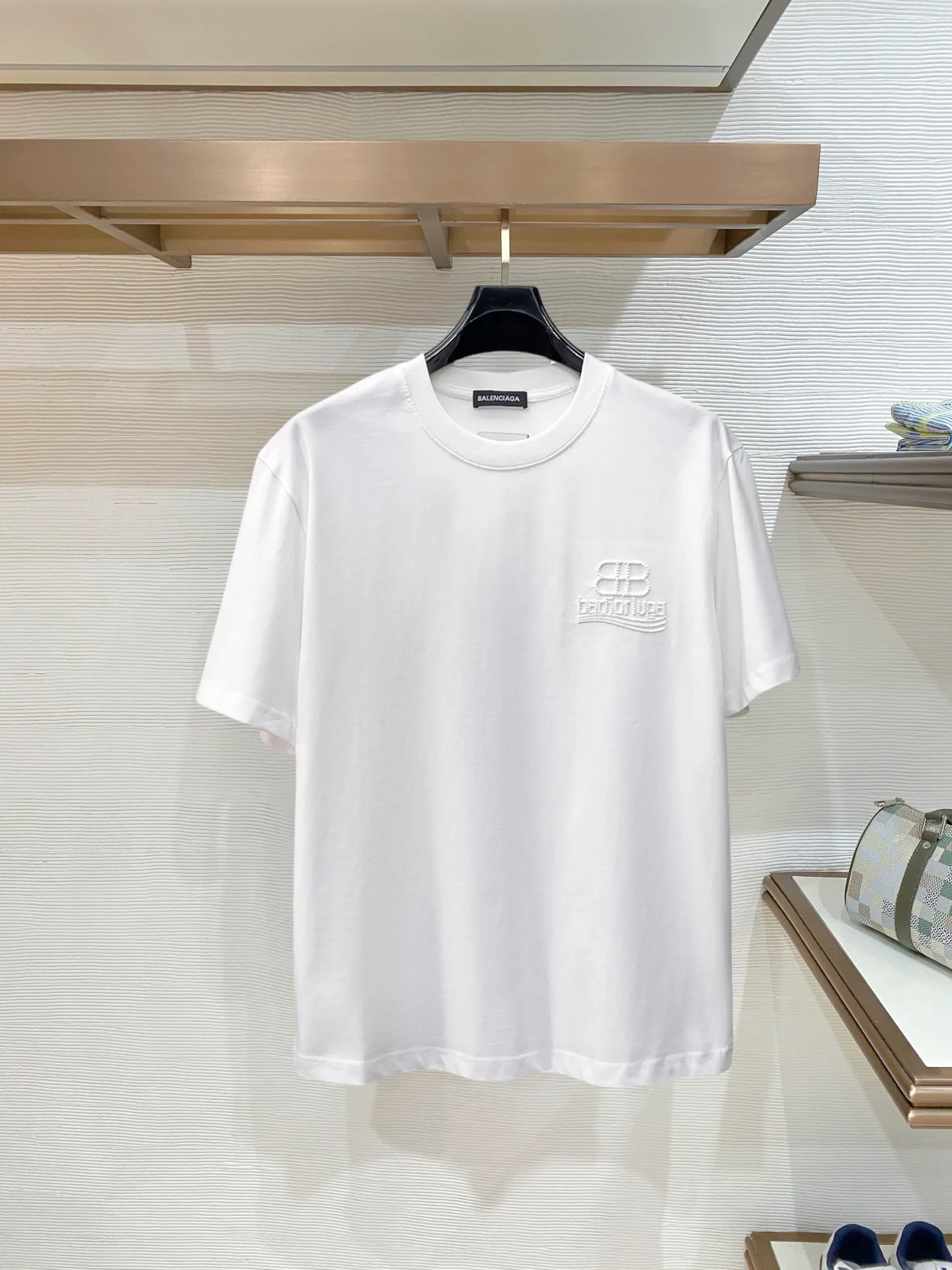 Balenciaga's high-end top-quality products 🐮2026 Spring and Summer New Arrival first counter, the latest New Arrival short-sleeved round neck T-shirt, Premium customized design, avant-garde and fashionable! Brand logo heavy craftsmanship design Premium customized 260g fabric. Soft to the touch. Comfortable to wear. Counter-level exquisite stitching. Fine workmanship. The upper body effect is incomparably handsome! A must-have item for men and women with the same style! Sizes: S~XXL When placing an order, please state your height and weight. The maximum wearing size is 210 pounds (one size larger)
